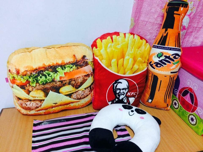 Tín đồ của những đồ ăn nhanh chắc hẳn rất thích những chiếc gối ôm ẩm thực như hamburger, khoai tây hay nước ngọt có ga.