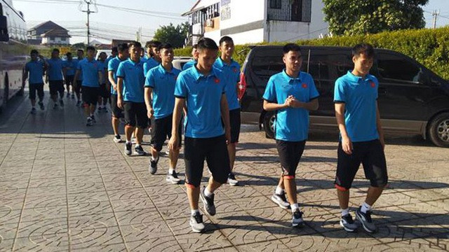 Còn "vựa muối" Hà Đức Chinh đăng ảnh ngồi xe đạp rao bán xôi khúc bánh giò trên trang cá nhân sau thông tin các tuyển thủ Việt Nam bị cấm dùng điện thoại tại AFF Cup.