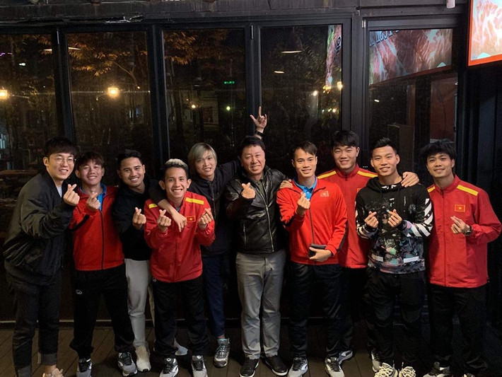 Đội tuyển Việt Nam hiện tại cũng được yêu cầu không tự động trả lời báo chí, không lan truyền thông tin về đội tuyển cho người ngoài thông qua bất cứ hình thức nào. Đội tuyển đang sinh hoạt tại khách sạn Mường Thanh Luxury Vientiane tại Lào.