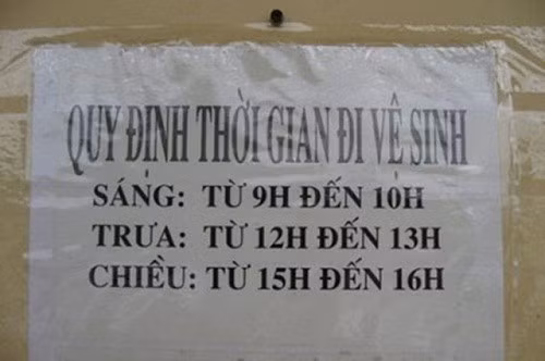 Bên cạnh việc nhắc nhở, nhiều tấm biển cũng thông báo giờ được phép đi vệ sinh.