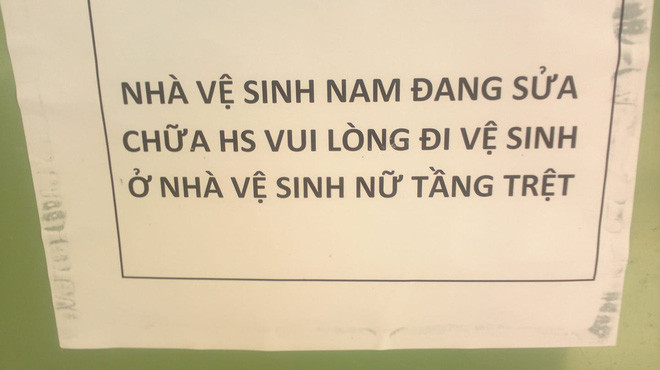 Không khó để bạn bắt gặp những tờ giấy thông báo trong nhà vệ sinh công cộng.