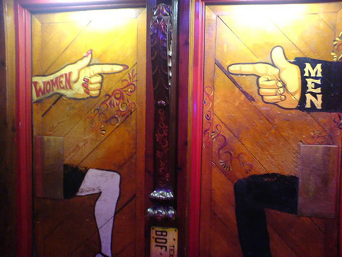 Tấm biển phân rõ phòng vệ sinh nam và nữ.