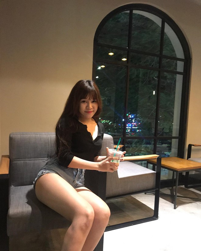 Mới đây, tin đồn Văn Lâm có bạn gái mới cũng nóng bỏng chẳng kém lại được dân mạng truyền tai nhau. "Bạn gái tin đồn" của chàng thủ môn đội tuyển Việt Nam tên là Bùi Thị Yến Xuân (SN 1991), hiện đang là một huấn luyện viên gym khá nổi tiếng tại TP.HCM.