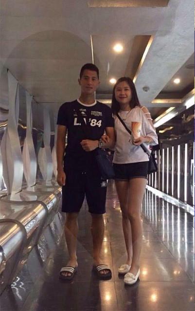 Luôn được fans tích cực gán ghép với bồ Tư Dũng nhưng Đình Trọng cũng khiến nhiều người ghen tỵ khi có bạn gái xinh đẹp chẳng kém hot girl nào. Cô nàng có biệt danh Trang Heo (SN 1995), đến từ Điện Biên.