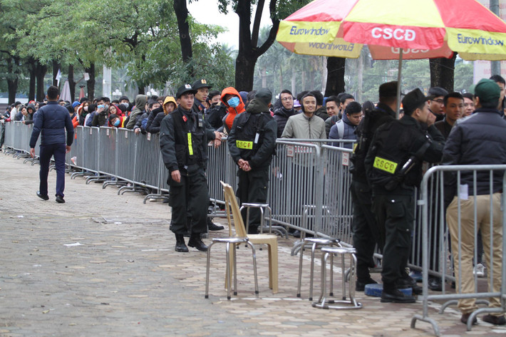  Sáng sớm ngày 12/12, LĐBĐ Việt Nam (VFF) bắt đầu trả vé online cho các NHM trận chung kết AFF Cup giữa đội tuyển Việt Nam và Malaysia. 