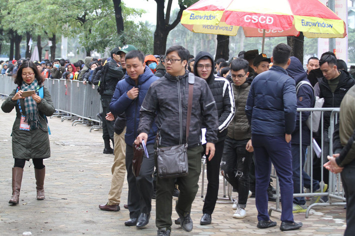  Theo ghi nhận của PV Kiến Thức có mặt tại trụ sở LĐBĐ Việt Nam, ngay từ sáng sớm đã có rất nhiều NHM tới đây để nhận tấm vé online trận chung kết lượt về AFF Cup 2018 của đội tuyển Việt Nam. 