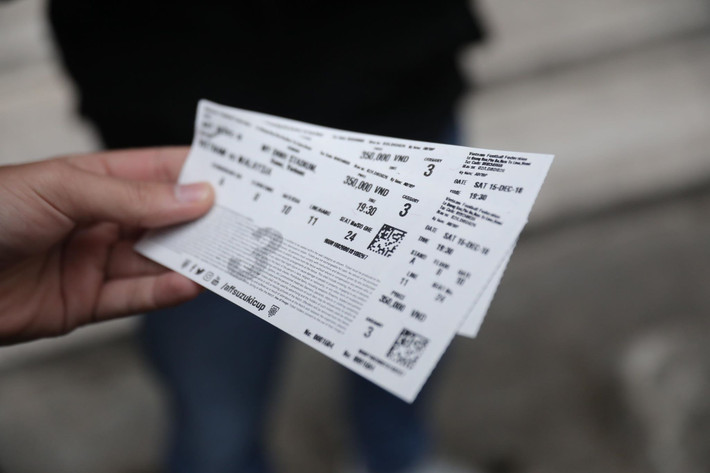  Phía bên ngoài cổng LĐBĐ Việt Nam có rất nhiều cò vé mời chào những người mua được tấm vé online với cái giá vô cùng cao. Ví dụ như những vé hạng A, B thì được được chào mời mua lại từ mức 4.500.000 đồng - 5.500.000 đồng cho 1 cặp. Còn vé C, D thì dao động từ 2.500.000 đồng đến 3.000.000 đồng. Trong khi đó, mệnh giá thực của những tấm vé này chỉ từ 200.000 đồng đến cao nhất là 600.000 đồng. 