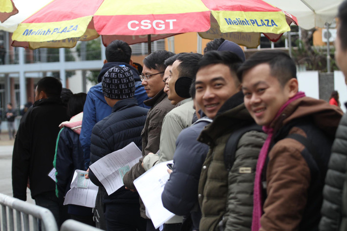  NHM được lực lượng chức năng sắp xếp theo hàng lối bên trong phía hàng rào sắt để tránh xảy ra tình trạng chen lấn xô đẩy. 