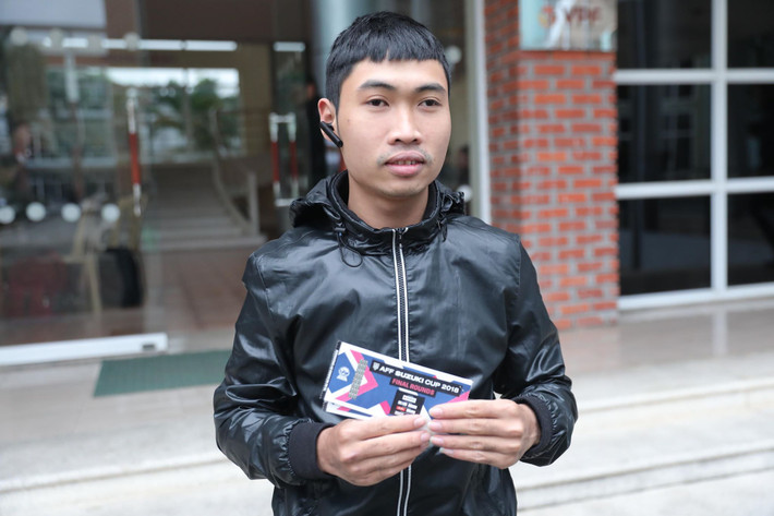  Xếp hàng từ 5h sáng, NHM có tên Trần Văn Tài (đến từ Tây Hồ - Hà Nội) chính là NHM đầu tiên sở hữu tấm vé online trận chung kết của đội tuyển Việt Nam. 