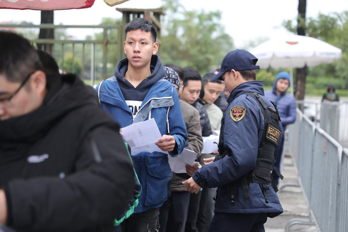  Trước khi vào tới phòng xét duyệt mua vé, lực lượng chức năng đã yêu cầu những NHM các cầu thủ đội tuyển Việt Nam xuất trình giấy tờ ra tay và cứ 10 người 1 tóp đước sắp vào nhận vé. 