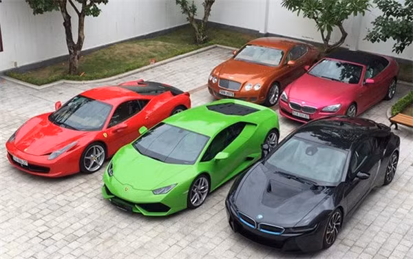 Thiếu gia này nổi tiếng là chịu chơi khi vung tiền tậu các xế khủng như Lexus GX570, Ferrari 458, Roll Royce Phantom, Bentley...