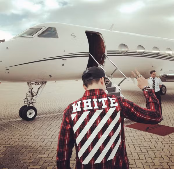 Denis Đỗ tên thật là Đỗ Hoàng Minh, là con trai cả của ông Đỗ Anh Dũng, (chủ tịch một tập đoàn địa ốc lớn tại Việt Nam). Thiếu gia con nhà giàu này khá nổi tiếng với những món đồ đắt đỏ mà anh đang sở hữu.