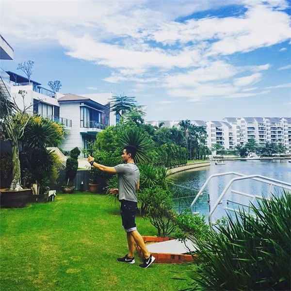 Denis Đỗ có bộ sưu tập đồng hồ tiền tỉ, với những nhãn hiệu yêu thích như Richard Mille, Patek Phillipe Nautillus. Chưa hết, anh còn thường xuyên đi du lịch trên phi cơ riêng và chơi thân với hội bạn gồm những thiếu gia, tiểu thư nhà giàu ở các nước lân cận như Singapore, Trung Quốc, Hồng Kông.