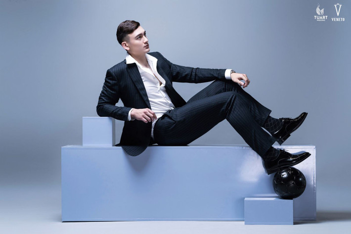 Ngoài niềm đam mê với khung thành, Văn Lâm còn nhận làm người mẫu ảnh cho một số nhãn hàng thời trang.