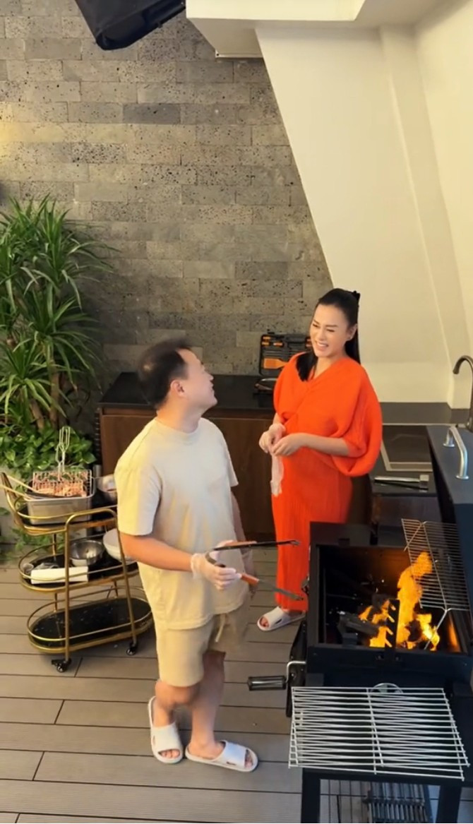 Nam doanh nhân vừa nướng thịt vừa nhún nhảy theo nhạc. Ảnh chụp màn hình