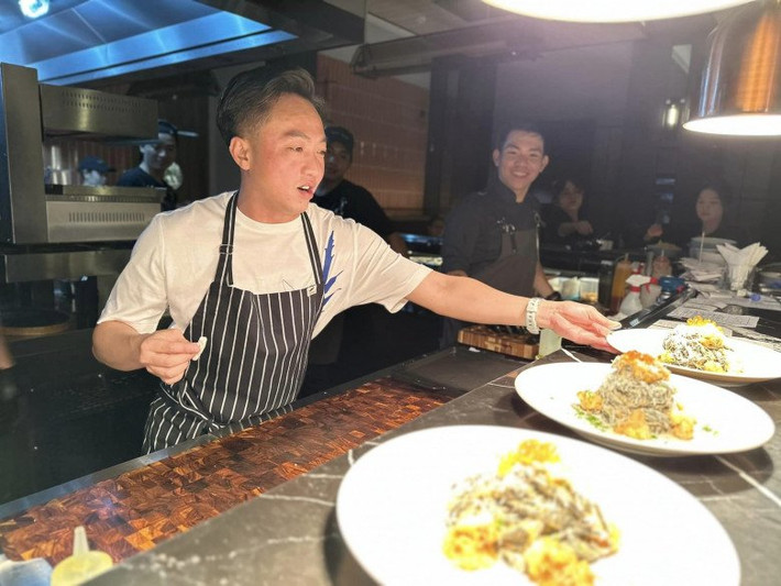 Đại gia phố núi tất bật trong gian bếp. Ảnh: FBNV