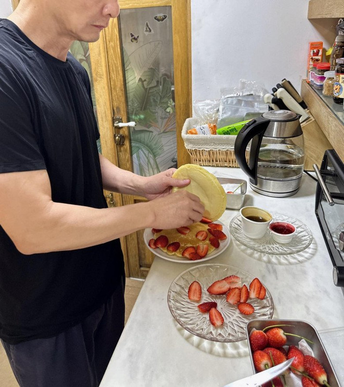 Vừa qua, Phan Như Thảo chia sẻ chia sẻ hình ảnh đại gia Đức An bận rộn làm bánh pancake dâu tây cho bé Bồ Câu. Ảnh: FBNV