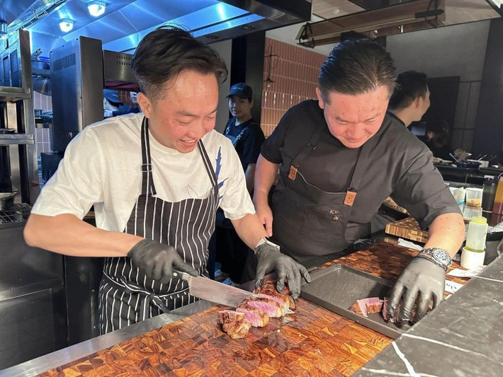 Ông xã Đàm Thu Trang trổ tài thái thịt bò khá đều tay. Ảnh: FBNV