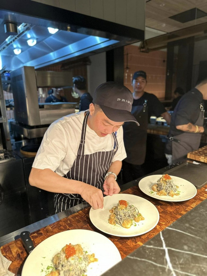 Cách đây không lâu, đại gia Cường Đô La chia sẻ loạt ảnh tự tay đứng bếp trong khu vực nấu nướng của một nhà hàng thu hút sự chú ý của khán giả. Ảnh: FBNV