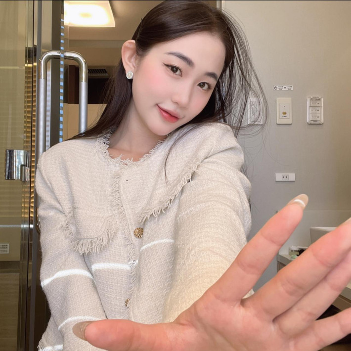 Nhiều người nhận xét Trang Nhung xinh đẹp không thua kém Hoa hậu.