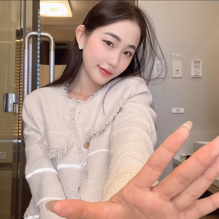 Nhiều người nhận xét Trang Nhung xinh đẹp không thua kém Hoa hậu.