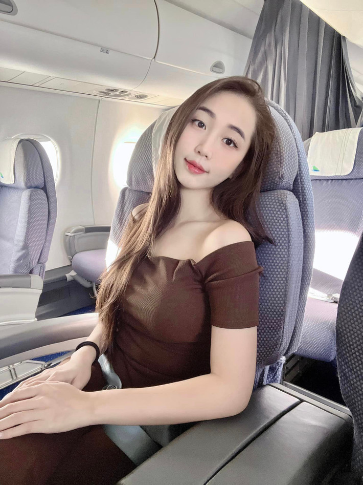 Rời bộ trang phục phi công, Hồ Trang Nhung đời thường trẻ trung và quyến rũ.