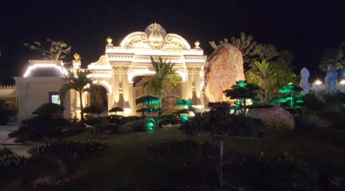 Khu vực sân vườn trải thảm cỏ xanh mướt đan xen là rất nhiều cây cảnh, non bộ. Ảnh: Chụp màn hình