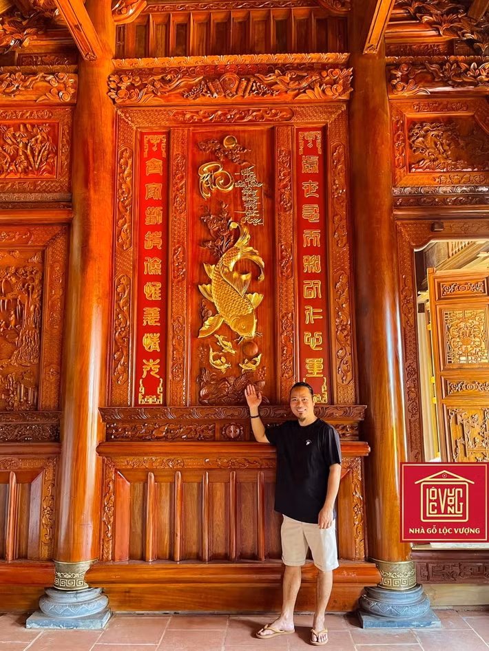 Đặc biệt, phần nội thất được dát vàng mang đến sự sang trọng cho Phủ thờ. Ảnh: Nhà gỗ Lộc Vượng