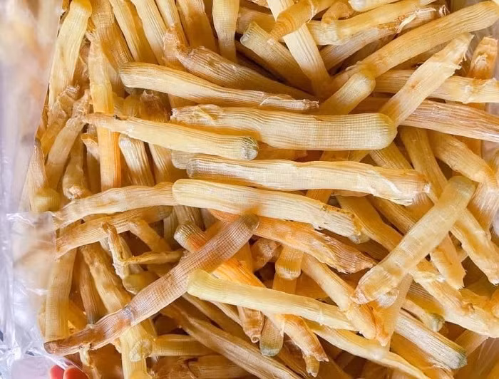 Sá sùng là đặc sản hiếm nên giá thành khá cao. Mỗi kg sá sùng tươi có khoảng 300.000 đồng, loại khô lên tới 4-5 triệu đồng/kg. Ảnh: Vinpeal