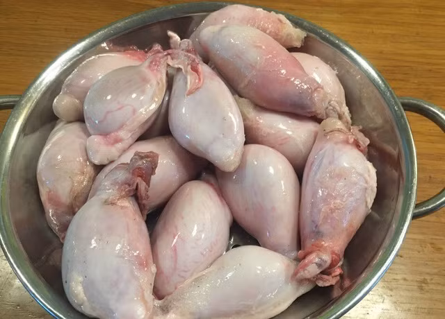 Từ xa xưa, ngọc dương dê (tinh hoàn của dê được) được ví von như "thần dược" phòng the. Đây cũng là lý do tại nhiều nhà hàng chuyên các món thịt dê, ngọc dương luôn đắt khách, thậm chí liên tục "cháy hàng". Ảnh: Vietnamnet