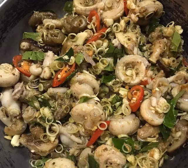 Ngọc dương thường có thể chế biến thành món hầm thuốc bắc, món xào, ngọc dương hấp rượu, nấu lẩu... và phổ biến nhất là ngâm rượu. Ảnh: Vietnamnet