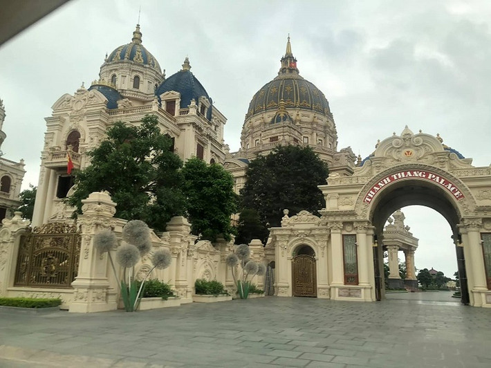 Lượng vật liệu xây dựng đổ vào tòa lâu đài ước khoảng 1.000 tấn sắt, 4.000 - 5.000 tấn xi măng và hàng chục nghìn tấn cát, gạch. Ảnh: Facebook