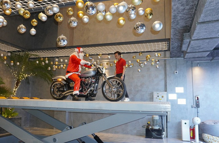 Giáng sinh năm 2020, Cường Đô La chia sẻ món quà được bà xã tặng. Đó là chiếc motor Harley-Davidson Breakout 114 2020 phiên bản Barracuda Silver.