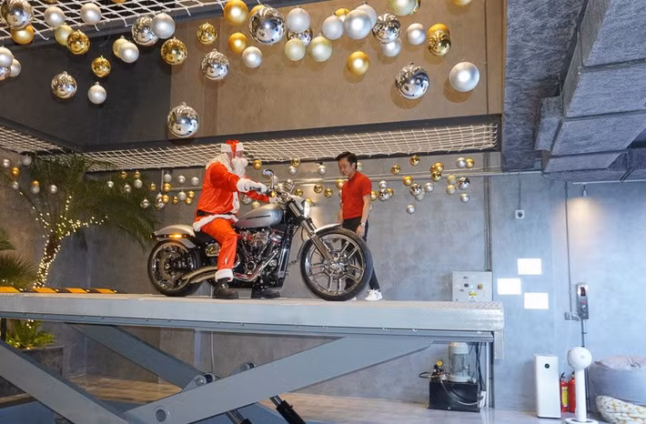 Giáng sinh năm 2020, Cường Đô La chia sẻ món quà được bà xã tặng. Đó là chiếc motor Harley-Davidson Breakout 114 2020 phiên bản Barracuda Silver.