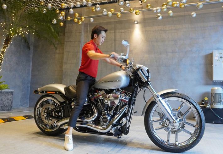 Mẫu xe 2 bánh này được phân phối chính hãng với giá khoảng 800 triệu đồng. Tuy nhiên, bản độ của Cường Đô La giá lên tới gần 2 tỷ đồng, hơn gấp đôi giá nguyên bản.