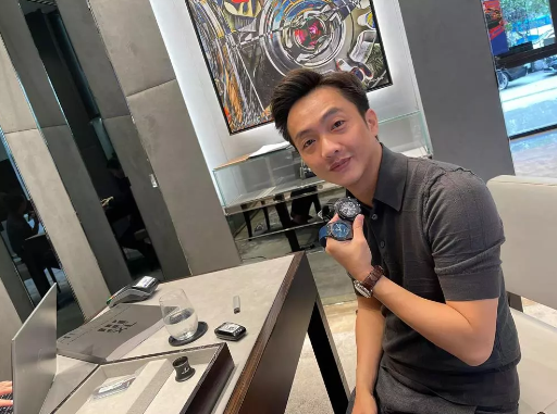 Tháng 4/2021, Cường Đô La hào hứng chia sẻ được bà xã tặng cùng lúc bộ sưu tập 10 chiếc đồng hồ. Các mẫu đồng hồ có giá từ hơn 130 triệu đến cả tỷ đồng, tùy phân khúc.