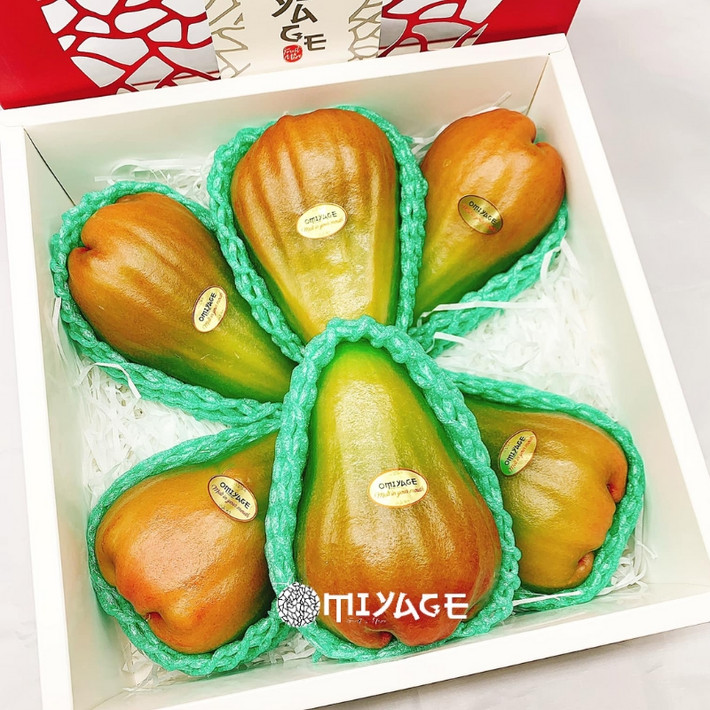 Không chỉ loại quả trong nước, nhiều trái cây nhập khẩu nước ngoài kích cỡ và trọng lượng "khủng" cũng gây sốt thị trường Việt. Có thể kể đến như roi ngọc bích Đài Loan. Ảnh: Omiyage