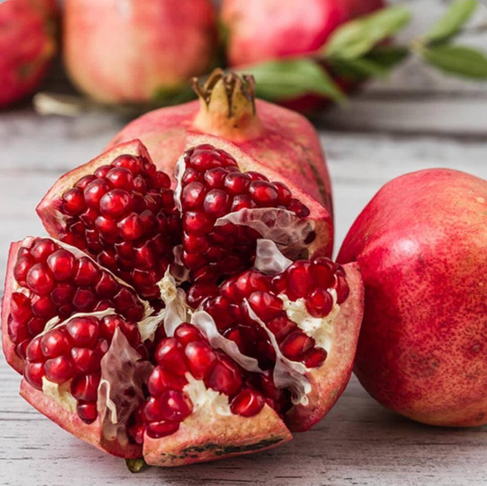 Lựu khổng lồ xuất xứ từ Ấn Độ, trọng lượng từ 400 - 500gram/quả từng là mặt hàng hút khách trên thị trường. Ảnh: Facebook