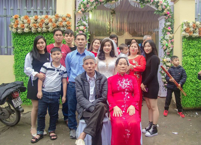 Tuy nhiên, việc check-in khắp thế giới thôi chưa đủ, công cụ photoshop còn phát huy sức mạnh của mình ở những buổi họp gia đình, họp lớp... nếu chẳng may có thành viên nào vắng mặt thì cũng không phải lo luôn.