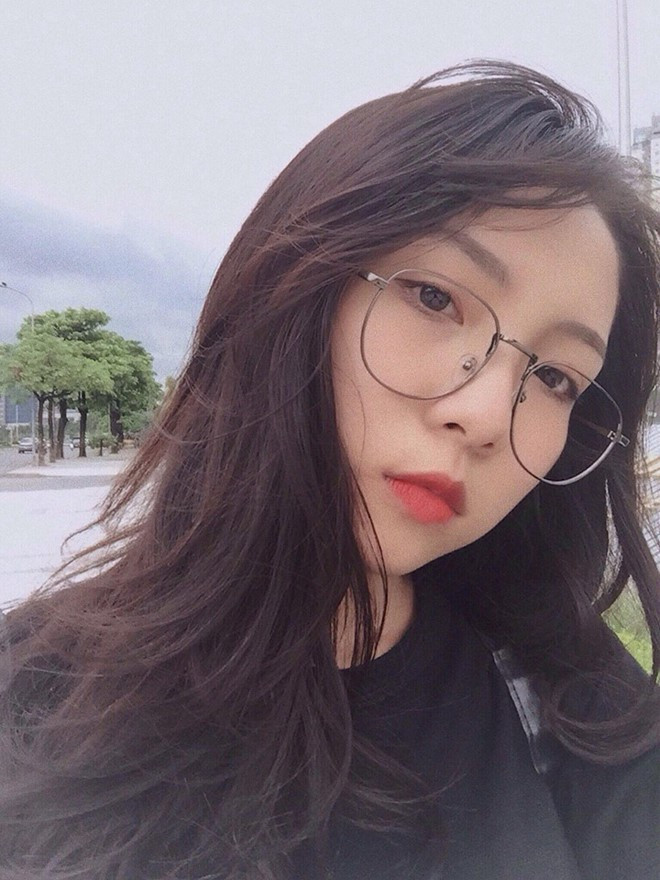 Trước đó, dù thường xuyên đăng ảnh chụp chung tình cảm, nam tiền đạo U22 Việt Nam luôn khéo léo giấu mặt người yêu. Điều này khiến fan khá tò mò về danh tính nửa kia bí ẩn của 10X.