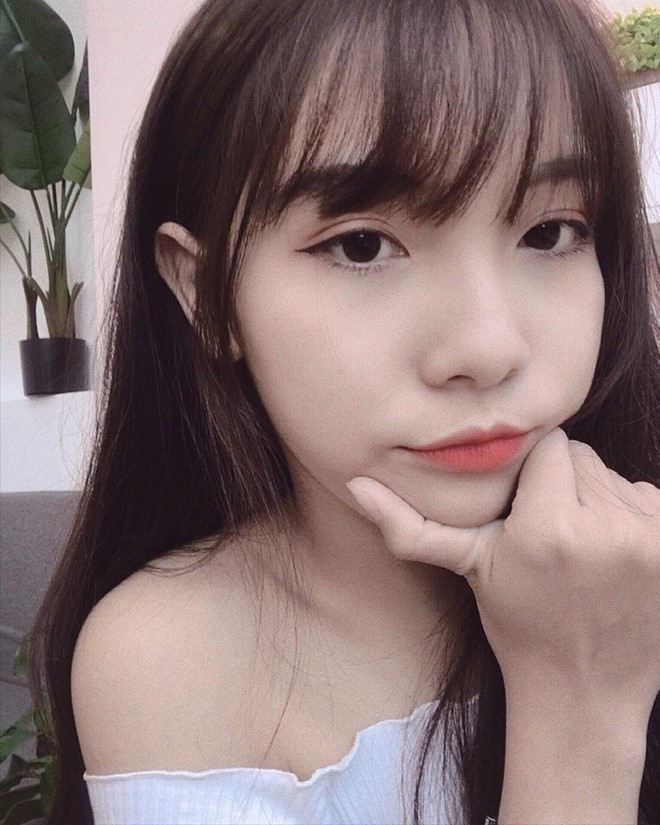 Được biết, người yêu của chàng cầu thủ điển trai này tên là Thanh Hiền, 23 tuổi, cô nàng vừa tốt nghiệp Đại học Lao động - Xã hôi, hiện đang sinh sống và làm việc tại Hà Nội.