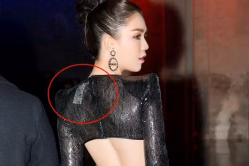 Bên cạnh đó, lỗi trang phục ở bộ trang phục của Ngọc Trinh đó là chiếc váy xuyên thấu chưa được cắt phần tag.