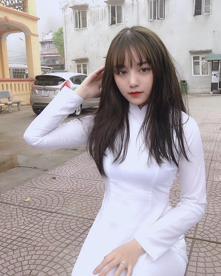 Trên trang cá nhân, Hà chỉ bấm theo dõi một người duy nhất. Được biết, đây là người yêu cũ của cô nàng. Nữ sinh này chia sẻ dù đã chia tay nhưng cả hai vẫn giữ liên lạc và làm bạn với nhau.