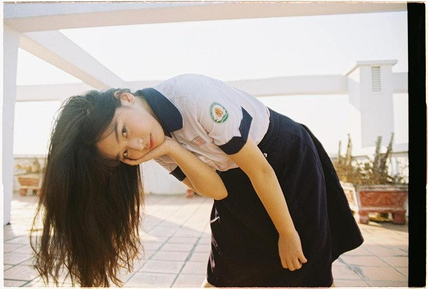 Hot girl đồng phục tiếp theo từng khiến CĐM mê mẩn đó là Nguyễn Ngọc Quỳnh (sinh năm 2001). Trên trang cá nhân, nữ sinh Sài thành thường xuyên chia sẻ những hình ảnh cực chất và không quên khoe "triệt để" gương mặt xinh xắn.