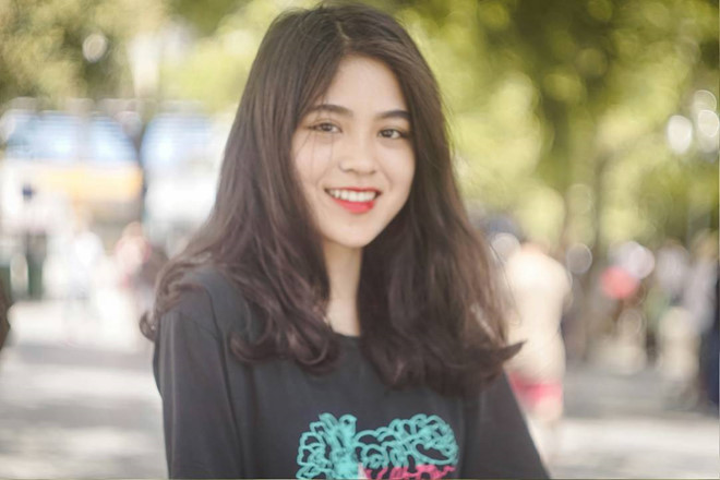 Sở hữu mái tóc dài, gương mặt thanh tú, Hải Yến hiện là mẫu ảnh cho nhiều shop thời trang online. Hiện trang cá nhân của hot girl đồng phục 10X này có hơn 12.000 người theo dõi.