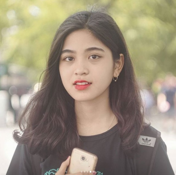 Hải Yến từng tiết lộ thi đỗ vào 4 trường THPT top đầu của Hà Nội nhưng cô bạn lại chọn THPT Chuyên Hà Nội - Amsterdam làm nơi "đầu quân". Hiện tại 10X là sinh viên năm nhất ĐH Kinh tế Quốc dân.