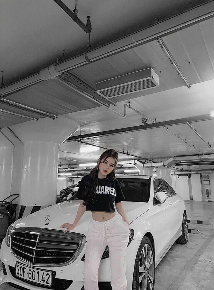 Trên trang cá nhân của mình, N.K.M chia sẻ nhiều bức ảnh đời thường của mình. Đa phần là khoe dáng vẻ quyến rũ và không ít những lần "ăn chơi" của mình.