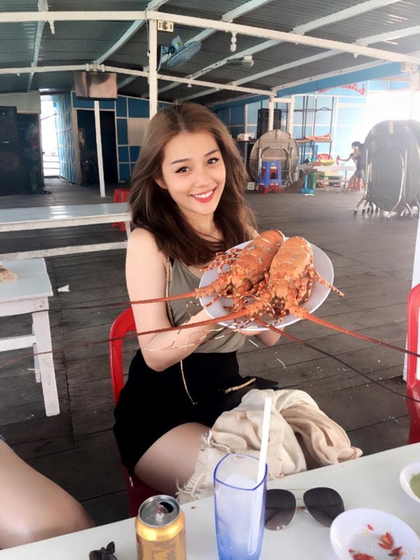 Trên trang cá nhân, Huyền My thường xuyên chia sẻ những hình ảnh vui chơi cùng bạn bè hoặc những chuyến bay, những điểm đến cô nàng từng đi qua. Một thời gian trước đây, cô nàng trở nên vô cùng nổi tiếng khi bị đồn đại là người yêu của Phan Thành.