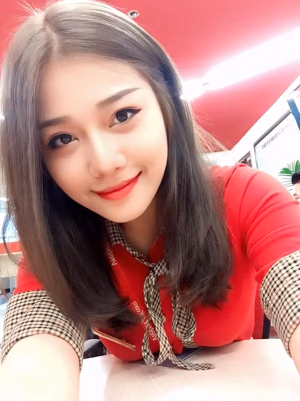 Huyền My đang là nữ tiếp viên hàng không của hãng Vietjet Air, gương mặt xinh đẹp cùng vóc dáng cao ráo, thanh mảnh khiến Huyền My luôn thu hút mọi ánh mắt xung quanh.