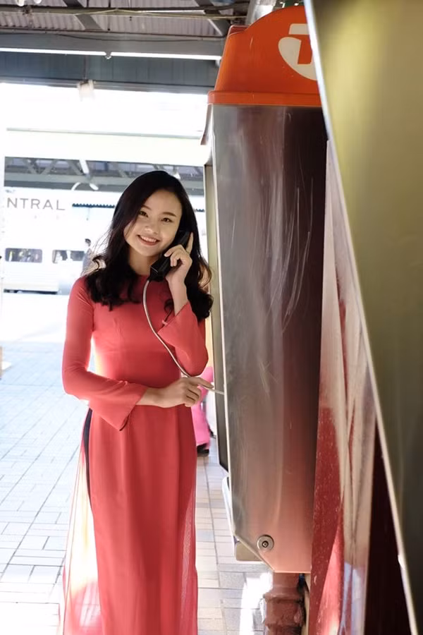 Đinh Thị Trang sinh năm 1991 và đang là tiếp viên hàng không của hãng Korean Air. Là 1 trong số 26 cô gái Việt trúng tuyển hãng bay Hàn Quốc năm 2015, Đinh Thị Trang sở hữu những nét đẹp hiền dịu và vô cùng dễ gần.